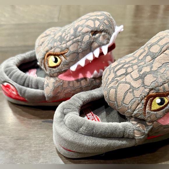 Jurassic World Toddler Dinosaur Slippers NWOT Size 6/7 - Picture 4 of 5